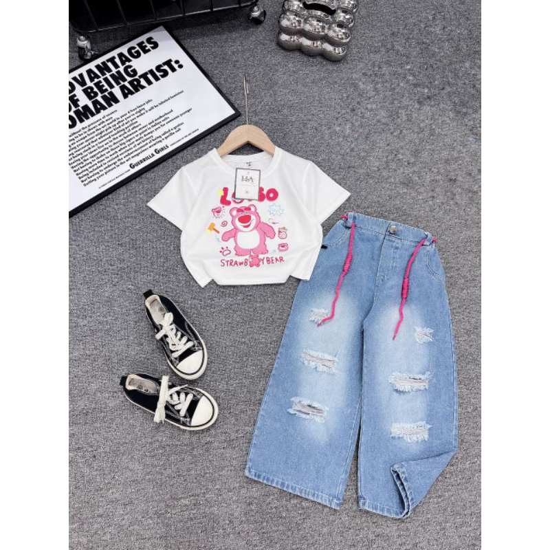 Bộ  áo croptop gấu dâu quần jean rách phong cách bé gái