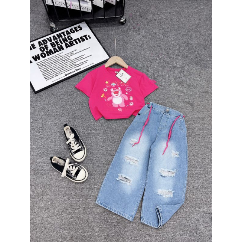 Bộ  áo croptop gấu dâu quần jean rách phong cách bé gái