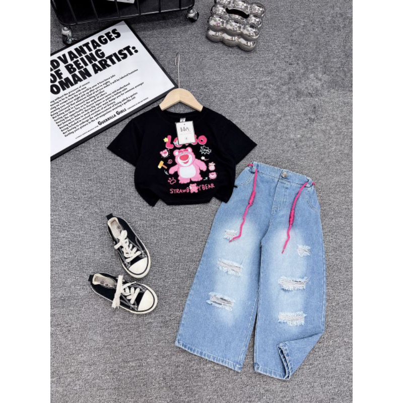 Bộ  áo croptop gấu dâu quần jean rách phong cách bé gái
