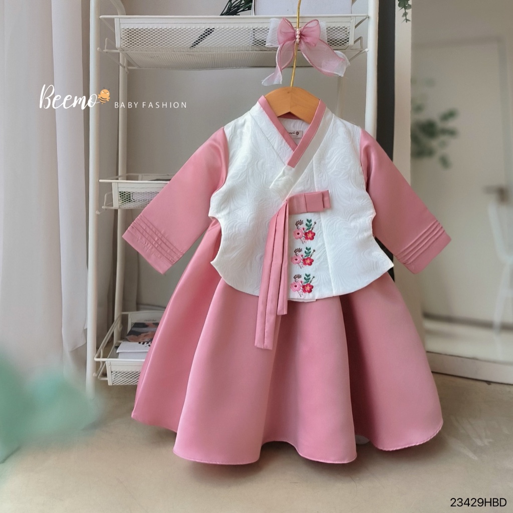 Bộ hanbok thêu hoa cho bé gái Beemo,Chất liệu vải gấm dày dặn, siêu mướt phối tafta cực kì đẹp, gồm áo gấm và váy B432