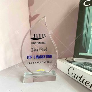 Cúp pha lê hình chiếc lá in logo Kỷ Niệm