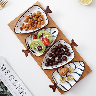Set 4 đĩa gốm sứ hình cá kèm khay gỗ