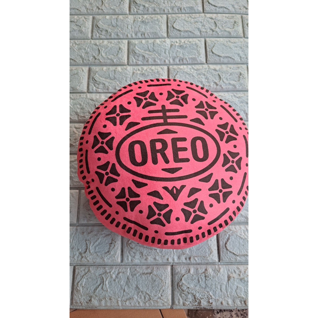 Gối tựa lưng quà từ bánh Oreo hồng