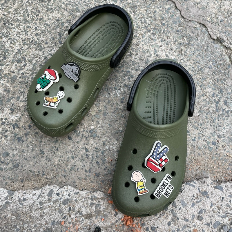 Dép Crocs classic Chính Hãng, lỗi vết cắt, siêu êm, kháng khuẩn chống bị hôi chân. Màu xanh rêu. Tặng 6 charm