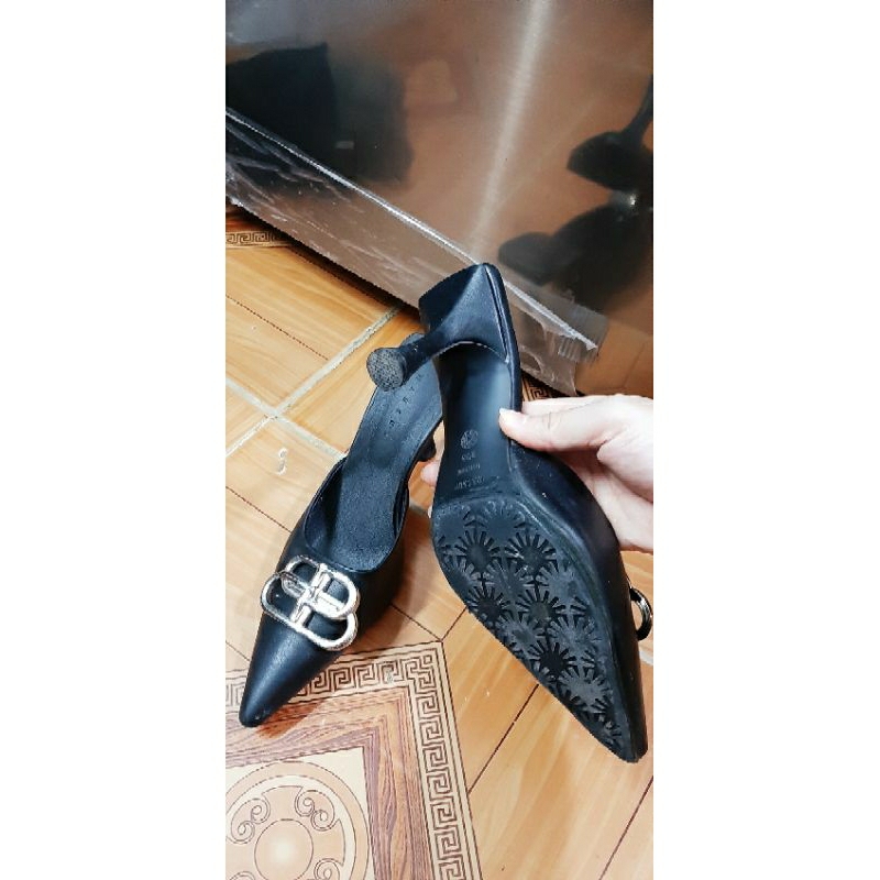 Sục cao gót mũi nhọn