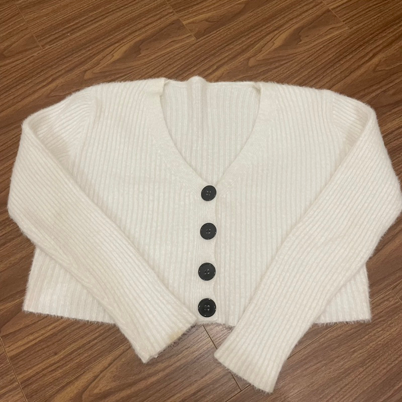 Áo cardigan croptop len lông thỏ trắng cúc dọc đen