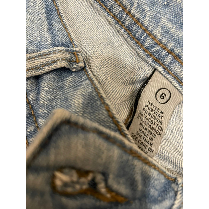 Quần dáng mom jeans màu xanh sáng