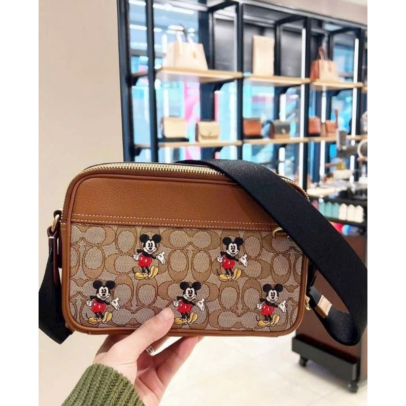 Túi đeo chéo Coac.h Graham Crossbody họa tiết xinh xắn
