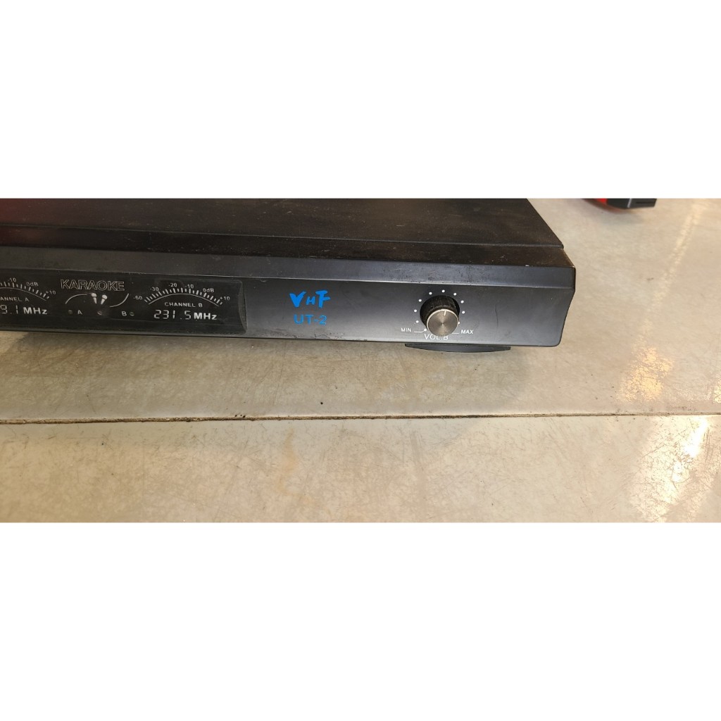 Micro không dây hiệu SHURE , model UT-2 có 1 mic OK