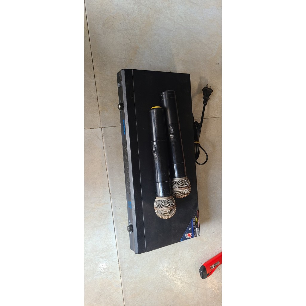 Micro không dây hiệu SHURE , model UT-2 có 1 mic OK