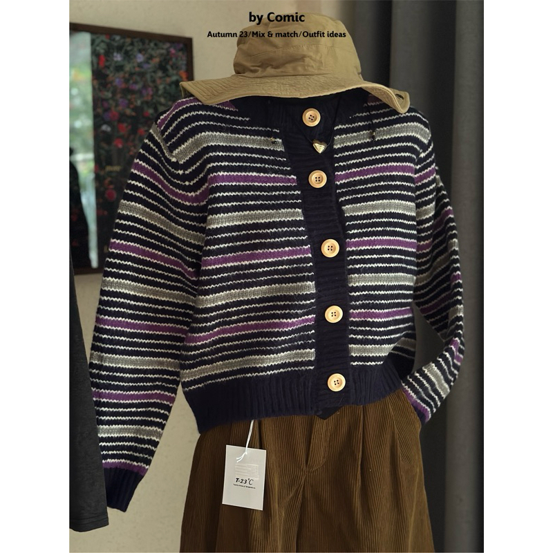 Áo len kẻ ngang comic