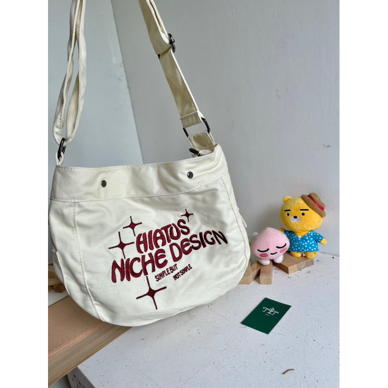 Túi tote túi vải đeo chéo màu be chữ thêu màu đỏ