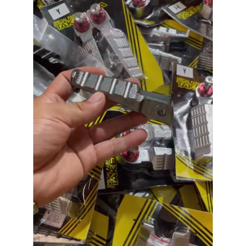 Gác chân nhôm đúc takegawa gắn xe máy