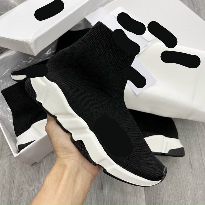 Giày thể thao màu đen cổ cao