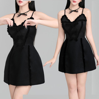 Đầm đen đi dự tiệc cưới thiết kế hai dây, dáng xòe, phần ngực cách điệu hình trái tim