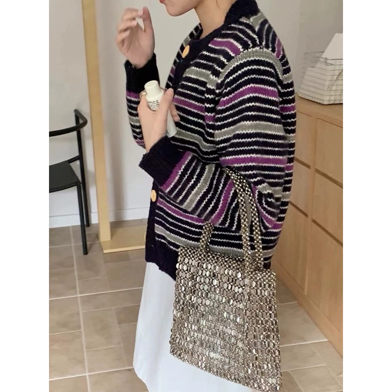 Áo len kẻ ngang comic