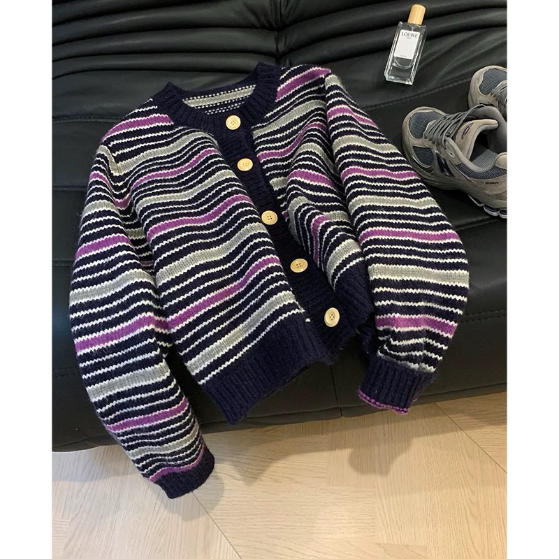 Áo len kẻ ngang comic