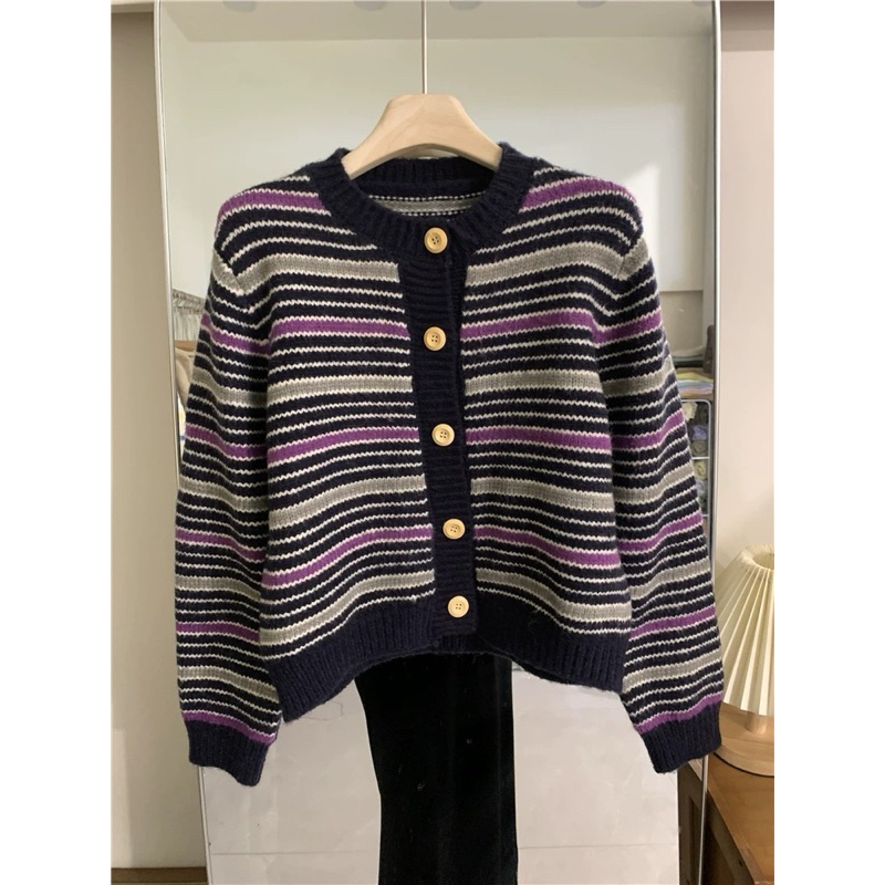 Áo len kẻ ngang comic