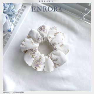 Scrunchies enrora cột tóc vải linen hoa tím nhí