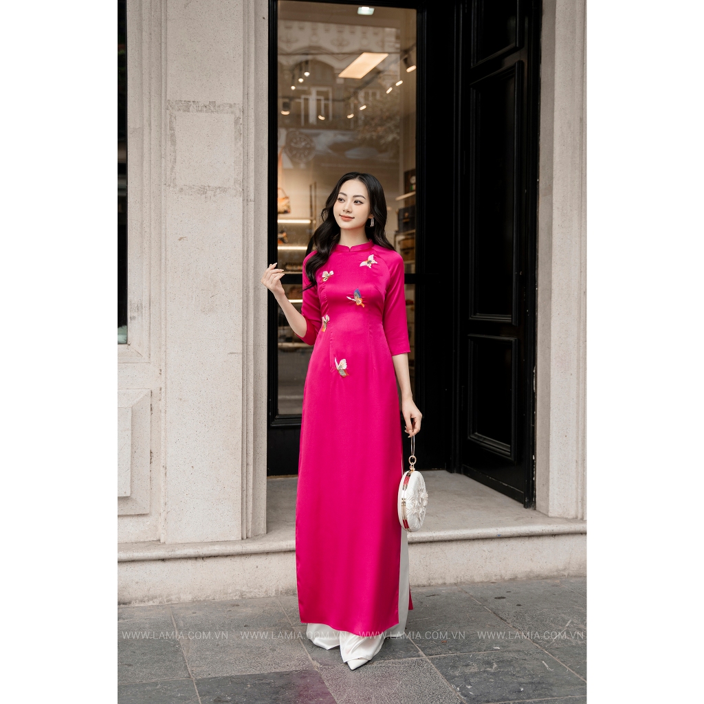 Áo dài Lamia Design AD142 chất liệu Lụa Hàng Châu, thiết kế tay dài 3/4 được thêu thủ công tỉ mỉ, màu hồng hot pink