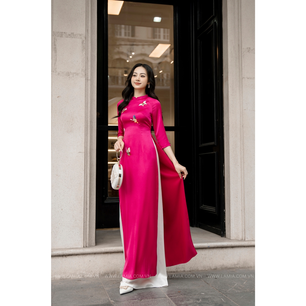 Áo dài Lamia Design AD142 chất liệu Lụa Hàng Châu, thiết kế tay dài 3/4 được thêu thủ công tỉ mỉ, màu hồng hot pink