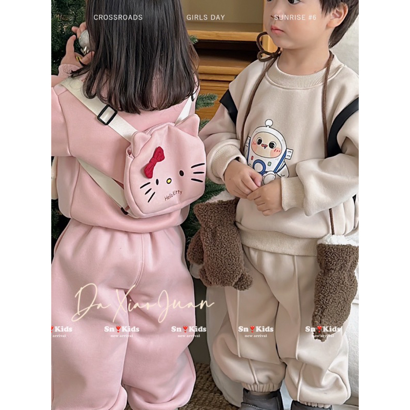 Bộ hoạt hình nhiều mẫu kèm túi đeo cho bé