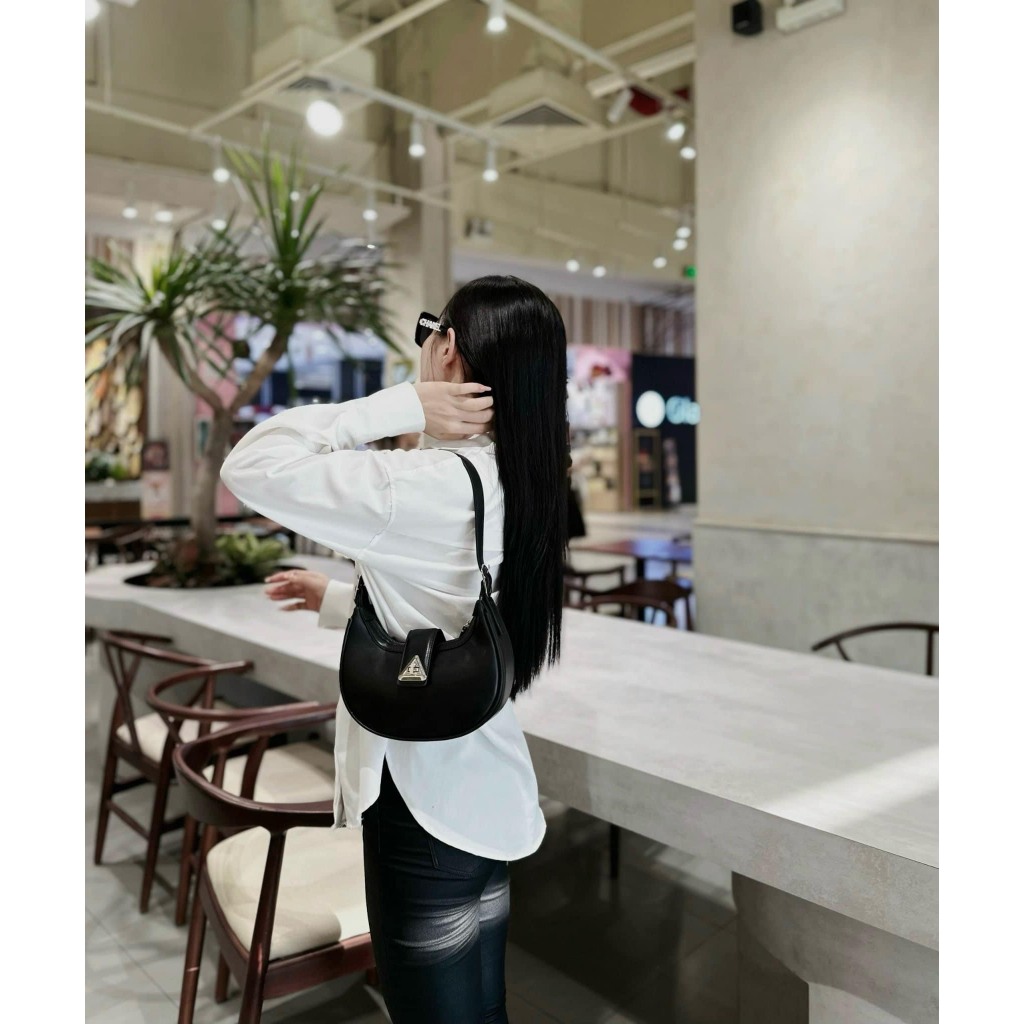 TÚI KẸP NÁCH NẮP KHUY TAM GIÁC 2 MÀU
