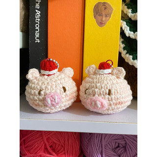 Móc khoá heo đội nón noel bằng len handmade
