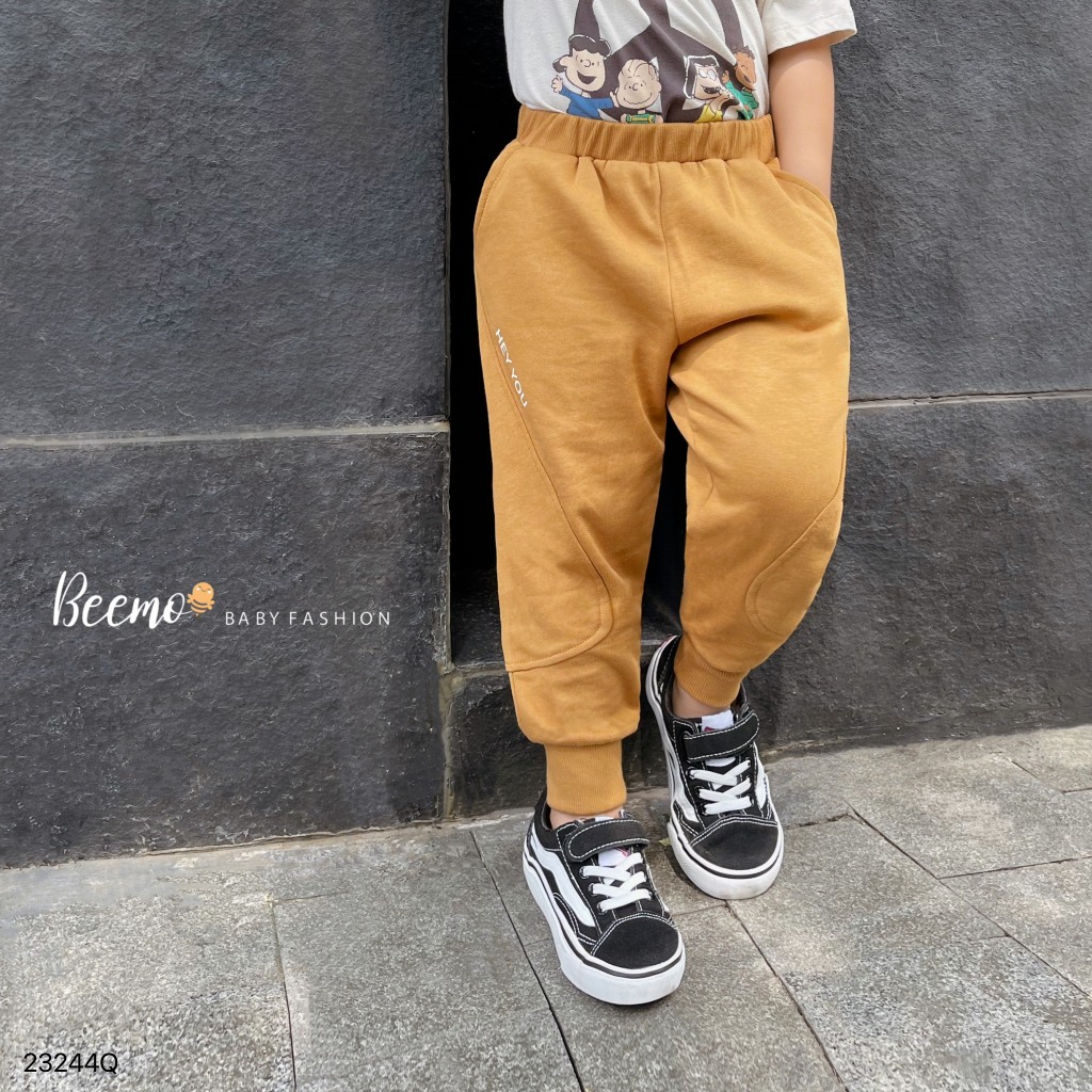 Quần dài Beemo jogger da cá in chữ bên hông phối gân cho bé trai mặc đi chơi, đi học từ 1 - 7 tuổi 23244QHD