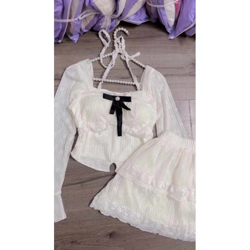 SET  ÁO DÂY CỔ TAY DÀI ĐÍNH NƠ ĐEN + CHÂN VÁY TẦNG LEN REN NUDE