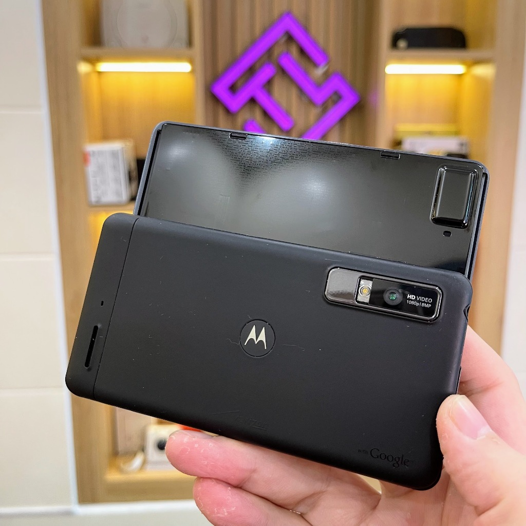 Điện thoại Motorola Droid 3 XT862 có bàn phím trượt đèn nền