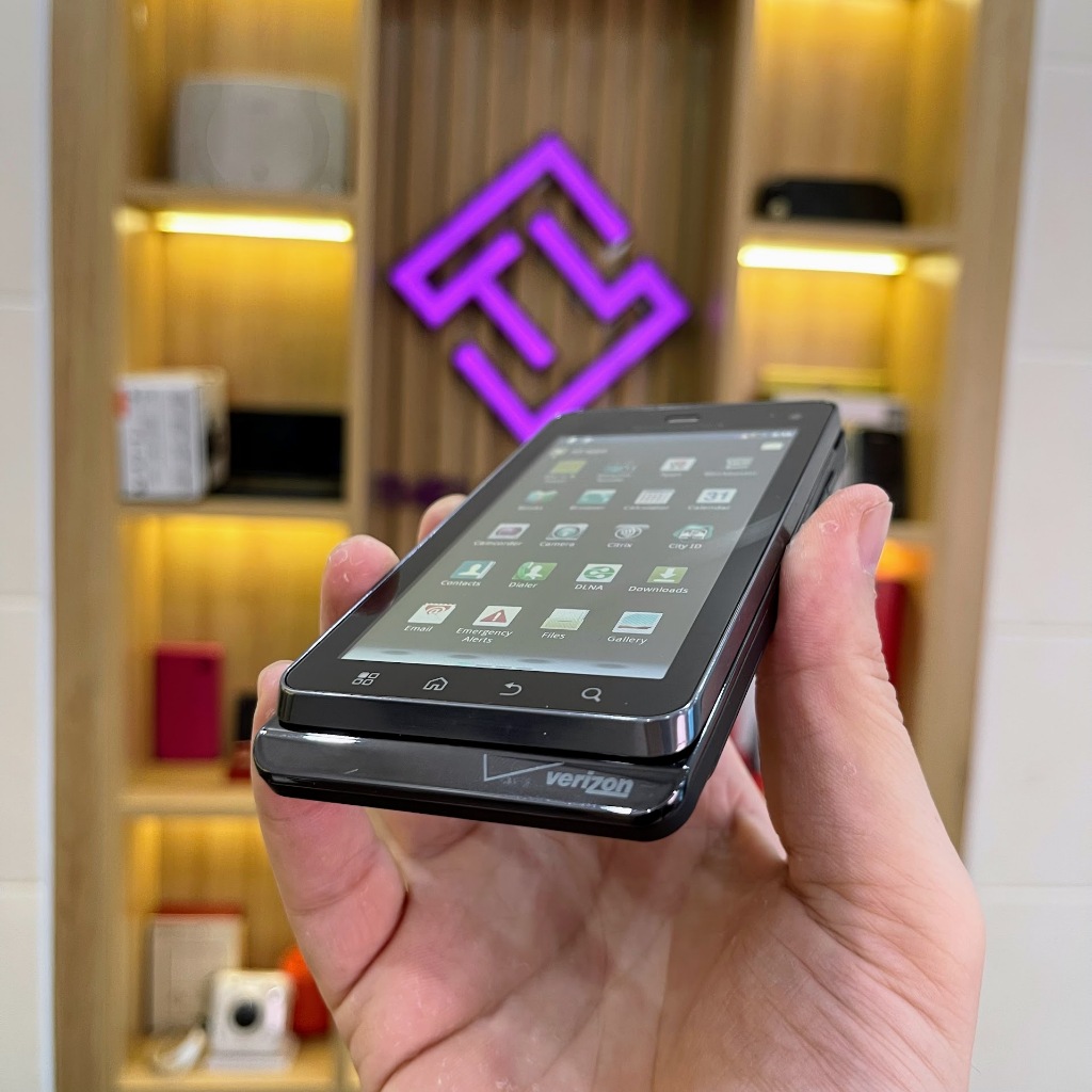 Điện thoại Motorola Droid 3 XT862 có bàn phím trượt đèn nền