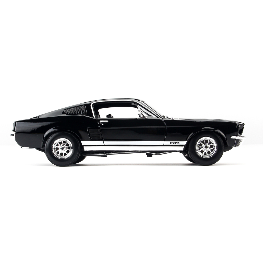 Mô hình xe Ford Mustang GTA Fastback 1967- 1:18 Maisto - 31166