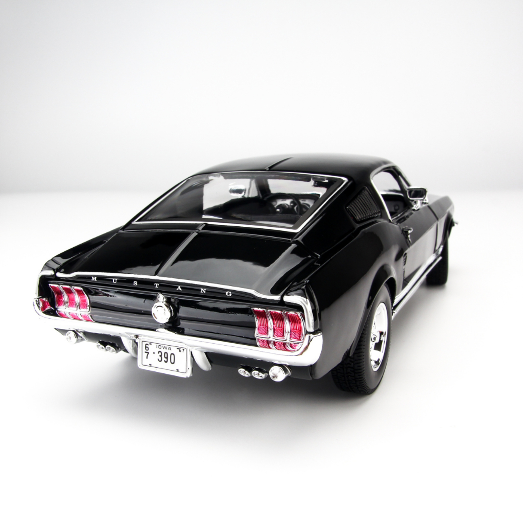 Mô hình xe Ford Mustang GTA Fastback 1967- 1:18 Maisto - 31166