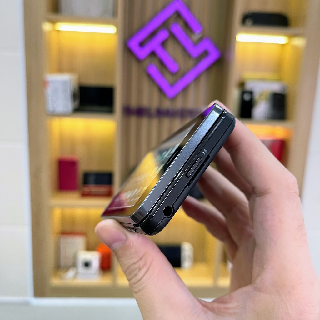 Điện thoại Motorola Droid 3 XT862 có bàn phím trượt đèn nền