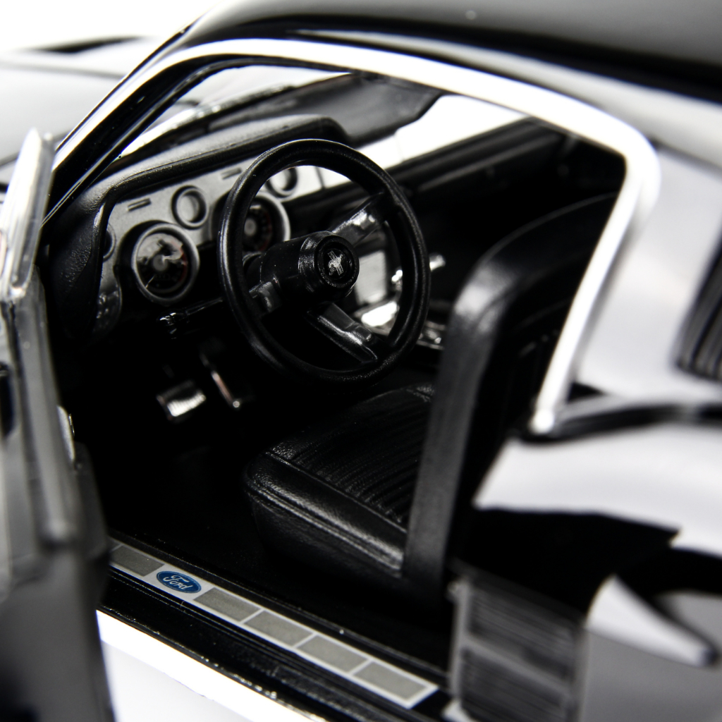 Mô hình xe Ford Mustang GTA Fastback 1967- 1:18 Maisto - 31166