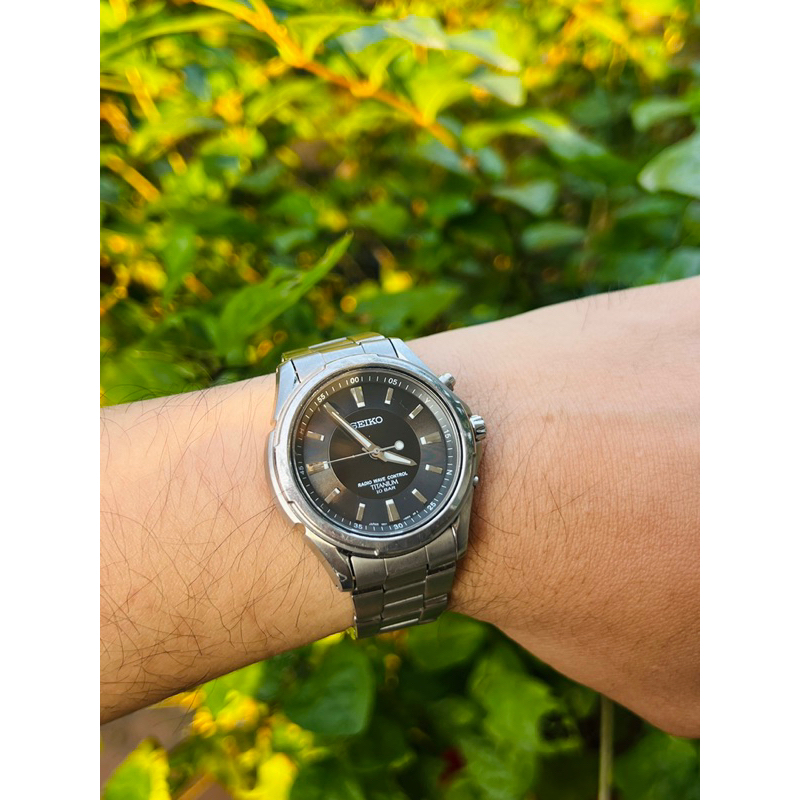 Đồng hồ Nam Seiko Solar Radio Control Titanium đúc nguyên khối