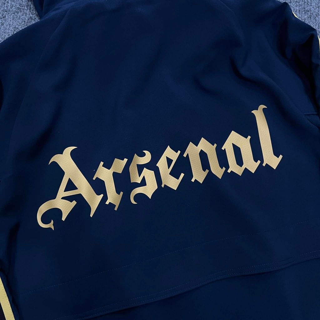 Áo khoác ARSENAL 2023 xanh đen sọc vàng logo cây súng vải gió trượt nước, chống nắng