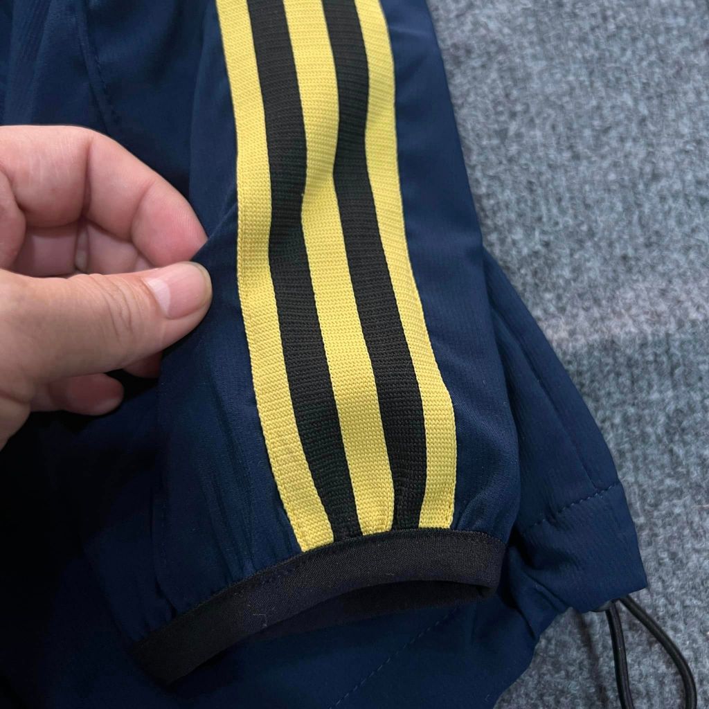 Áo khoác ARSENAL 2023 xanh đen sọc vàng logo cây súng vải gió trượt nước, chống nắng