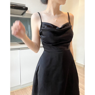 Đầm lụa đen ngắn hở lưng cột dây đơn giản