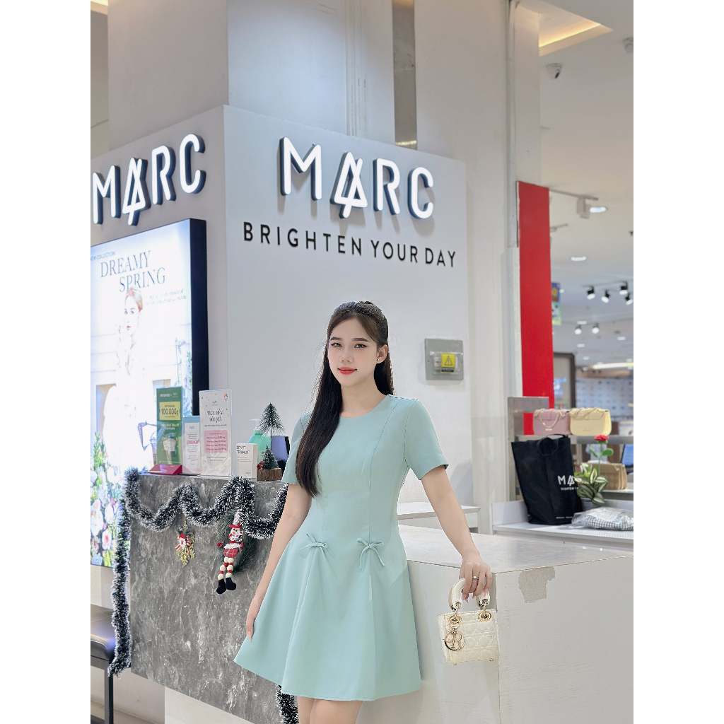 Đầm Kiểu Nữ MARC FASHION Cổ Tròn Tay Ngắn Xếp Li Tùng Đính Nơ - CBVH104323