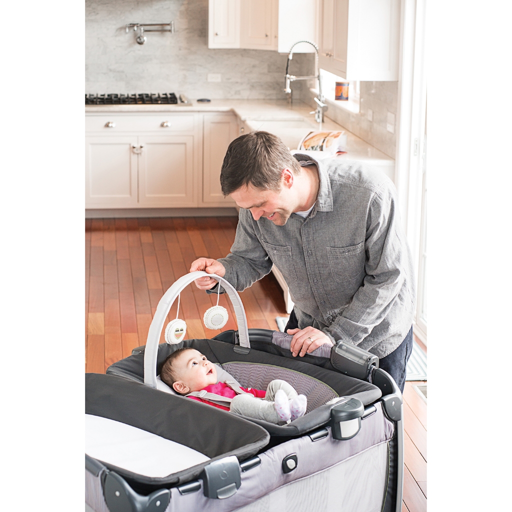 Giường cũi trẻ em Joie Excursion Change & Bounce Portrait