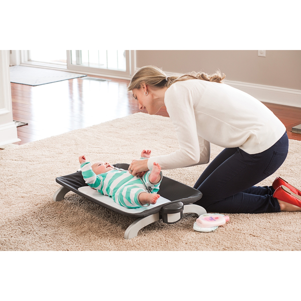 Giường cũi trẻ em Joie Excursion Change & Bounce Portrait