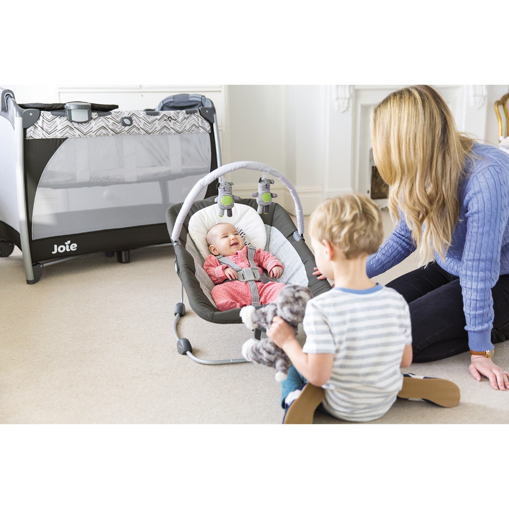 Giường cũi trẻ em Joie Excursion Change & Bounce Portrait