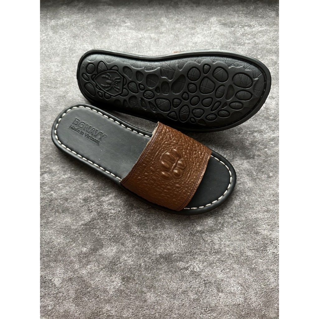 Dép Nam quai ngang da bò đế nhện chống nước in vân đầu cá sấu 2 màu đen và nâu T01-02