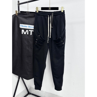 Quần jogger nỉ nam Amiri chân cua xếp li bấm lỗ bạc hai đùi nắp cúc túi ống bó QN24P