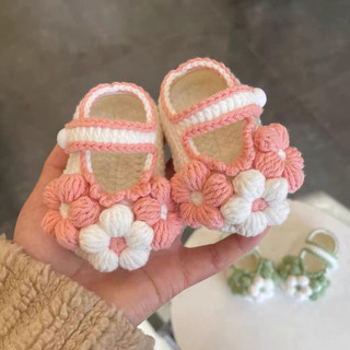 Giầy sơ sinh cho bé . sản phẩm móc tay thủ công bằng len milk