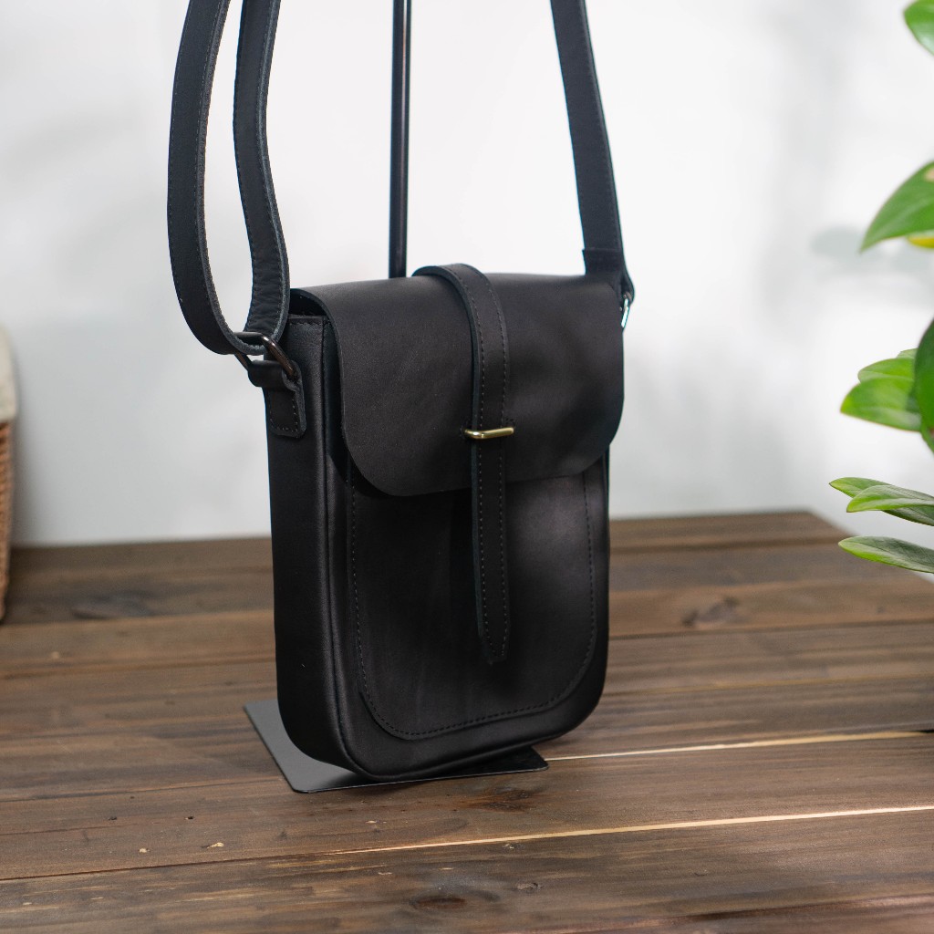 Túi da bò đeo chéo 6in phong cách tối giản, quai gài nắp vintage Manuk Leather