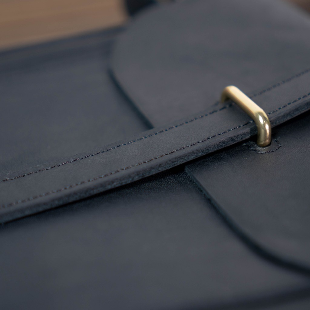 Túi da bò đeo chéo 6in phong cách tối giản, quai gài nắp vintage Manuk Leather