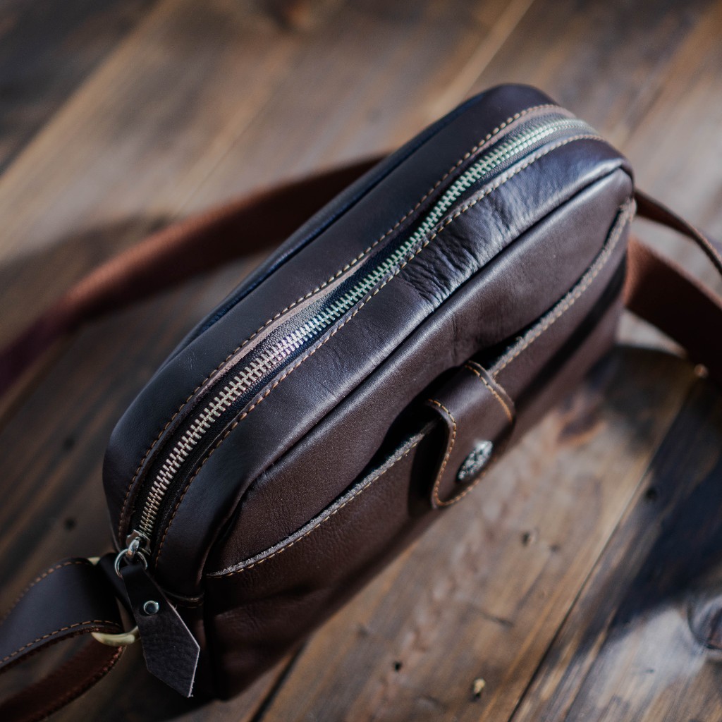 Túi đeo chéo nam vintage DOC BAG Manuk Leather phối nút hoa văn cổ điển